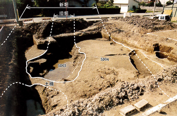 平成14年度調査区 堀(南東から)