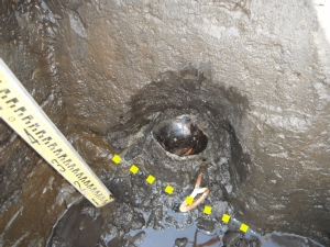 堀跡からの漆器出土状況(点線は堀の斜面)