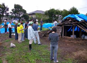 竪穴住居復元工事現場の公開