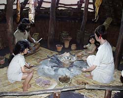 北代縄文館展示の復元竪穴住居内のようす