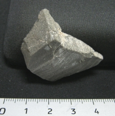 湯ヶ峰付近の露頭で採取されたことを示す原石面をもつ剥片