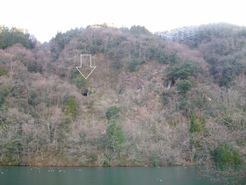 庄川右岸の金屋石採掘坑口(左岸側から 矢印は坑口位置)