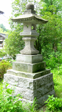 上市町大岩日石寺 燈籠