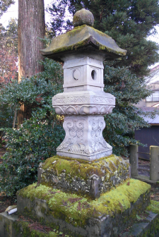 井波石の燈籠(砺波市栴檀野神社)