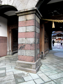 写真1.金沢尾山神社門にみる戸室石の視覚効果