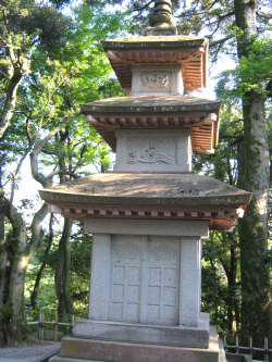 写真2.金沢兼六園栄螺山三重塔にみる戸室石の視覚効果