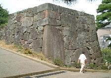 金沢城尾坂門石垣の鏡石