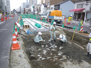 背割下水の石積み上面検出状況(南から)