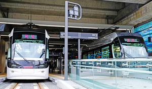 写真：富山駅　路面電車