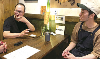 写真：地域に対する思いを語り合う山本武良さんと鈴木崇之さん