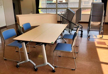 画像：草島校下自治振興会 会議テーブルや椅子