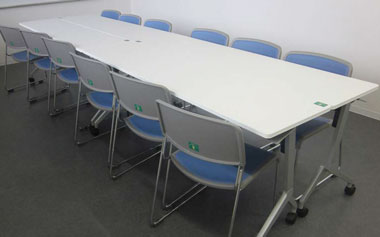 画像：長岡地区自治振興会の会議テーブルや椅子