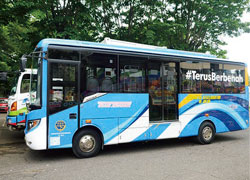 画像：天然ガスでも走行可能なハイブリッドエンジンの公共バス