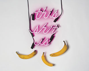 作品画像：Megan Stelljes,Neon Installation/This Shit is Bananas