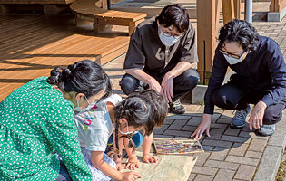 画像：「じじじMAP」を持って神保地区の人々と