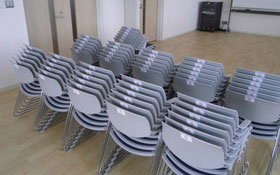 画像：船峅地区自治振興会の椅子など