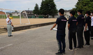 画像：避難所開設訓練の様子（蜷川小学校）