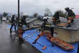 画像：倒壊建物からの救助訓練