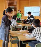 画像：授業の様子（山室小学校）