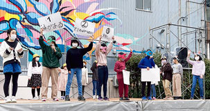 画像：南富山駅前で寸劇を発表