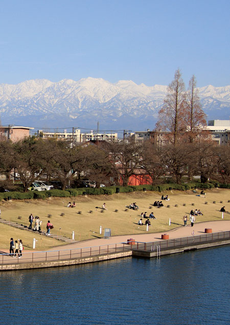 表紙：富岩運河環水公園