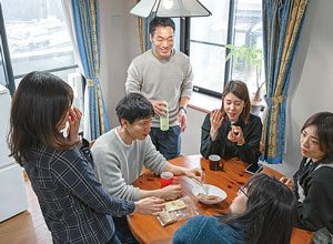 画像：シェアハウスのコミュニティルームで居住者と姫野さん