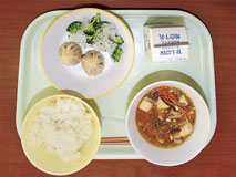 画像：富山えごまと有機米を使った給食