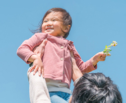 笑顔の子どもの写真