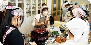 富山やくぜん親子料理教室の様子