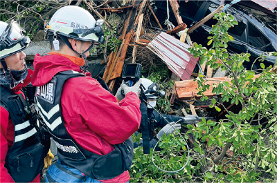 能登半島地震で救助器具を用いて捜索活動を行う高度救助隊員の写真
