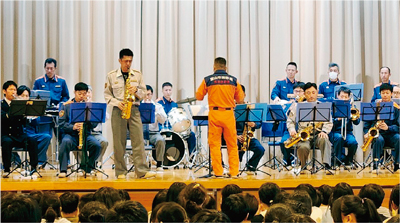 普段の仕事着で出演する様子